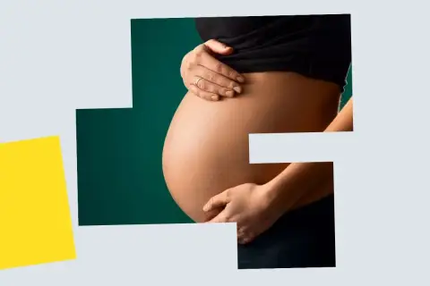Brzuch kobiety w ciąży, wspierany dłońmi. Dbałość o skórę i elastyczność, wsparcie dla kolagenu w ciąży.
