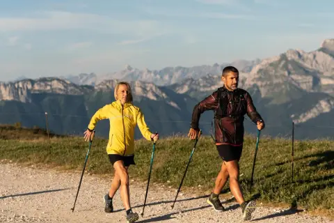 Para prawidłowo założyć buciki na kijki nordic walking, zacznij od dopasowania ich do stóp. Upewnij się, że są wygodne i nie uciskają.