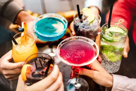 Kolorowe drinki z owocami i lodem. Jak zbalansować kwasem zbyt dużą słodycz w drinku?