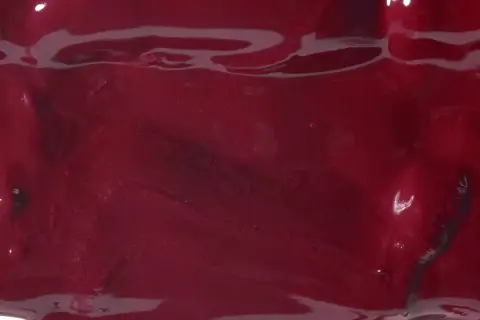 Glänzende, weinrote Farbe, die an die Mischung von Beeren erinnert.