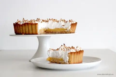 Pyszna tarta z lemon curd, z chrupiącym spodem i puszystą bezą. Idealna na deser.