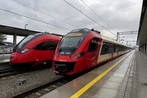 Dwa czerwone pociągi SKM stoją na stacji. Czy da się zwrócić bilet PKP po odjeździe pociągu?