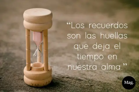 Reloj de arena de madera junto a frases de añoranza: "Los recuerdos son las huellas que deja el tiempo en nuestra alma.