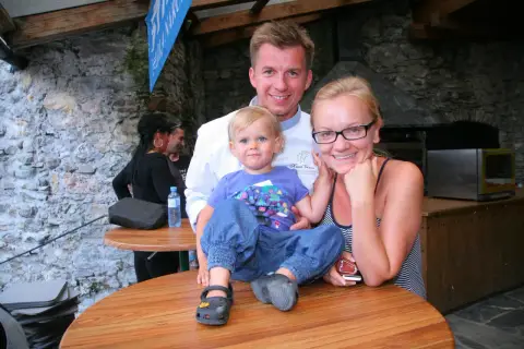 Rodzina z dzieckiem przy stole. Na koszulce Karola Okrasy widnieje napis "Karol Okrasa".