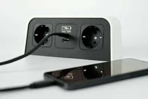 Ładowarka z USB (max. 65W) podłączona do telefonu, który się grzeje i szybko rozładowuje.