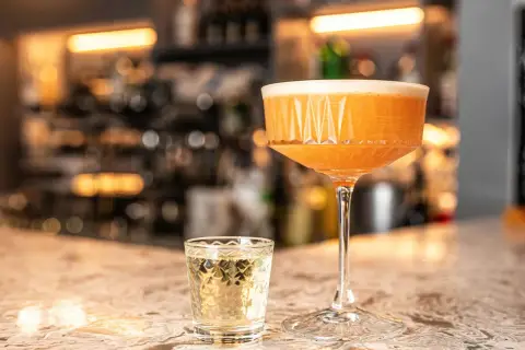 Jak zrobić syrop z marakui do Pornstar Martini? Przepis DIY na ten tropikalny drink.
