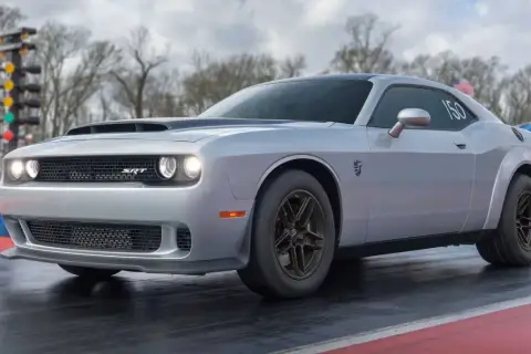 Srebrny Dodge Challenger SRT Demon 170 na pasie startowym, gotowy do wyścigu.
