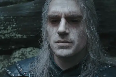 Geralt z Rivii, wiedźmin o siwych włosach i bliznach, wygląda na zmęczonego. Ile lat ma Geralt z Rivii? Trudno zgadnąć, jego wiek to tajemnica.