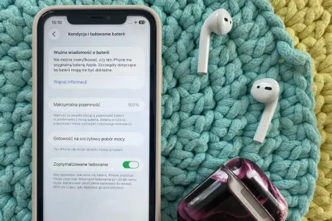 Jak sprawdzić kondycję baterii iPhone'a? Na ekranie widać ustawienia baterii, maksymalną pojemność 100% i opcję zoptymalizowanego ładowania.