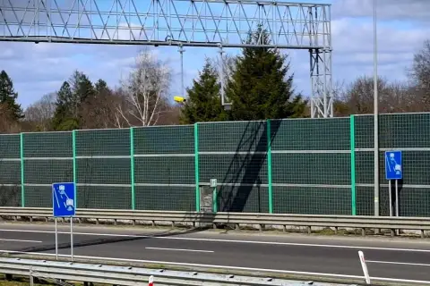 Znak informuje o odcinkowym pomiarze prędkości. Uważaj na drogach, by nie dostać mandatu.