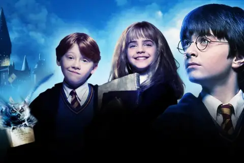 Harry, Ron i Hermiona w Hogwarcie, gdzie sowa z listem do Harry'ego Pottera rozpoczyna magiczną przygodę.