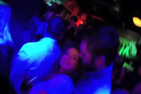 Para w klubie, światła dyskotekowe, atmosfera jak na imprezie w **Spatif Sopot**.