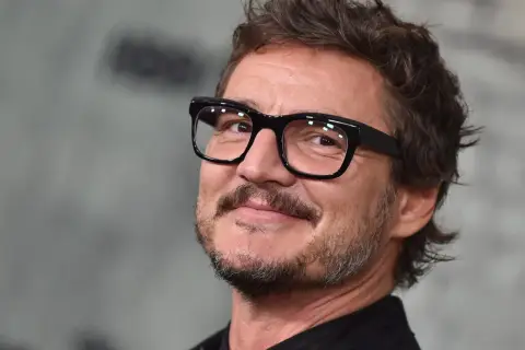 Pedro Pascal w okularach, z zarostem, uśmiecha się. Wyobraźmy sobie, że to jego żona patrzy na niego z czułością.