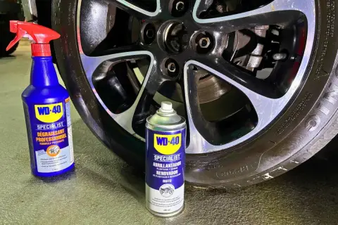 Productos WD-40 Specialist listos para ayudarte a saber como limpiar las llantas del coche y dejarlas como nuevas.