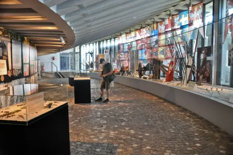 W muzeum w Grunwaldzie można podziwiać historyczne eksponaty, broń i chorągwie. Atrakcje upamiętniają wielką bitwę.
