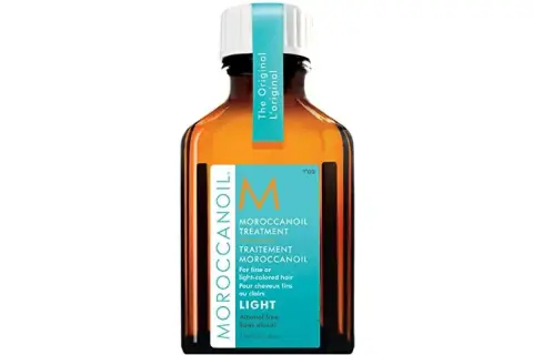 Botella de Moroccanoil Treatment Light, un aceite para el cabello que evoca el lujo de Marruecos.