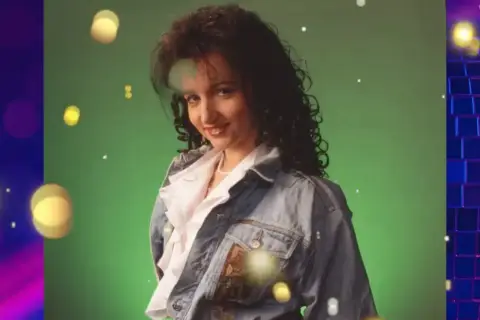 Kobieta w dżinsowej kurtce, styl lat 80. i 90. Idealna na listę disco polo.
