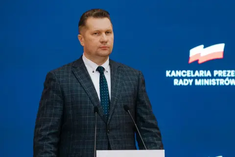 Mężczyzna w garniturze stoi przed mikrofonami. Czy to on, kogo Jarosław Kaczyński ogłosi 7 marca jako kandydata na premiera?