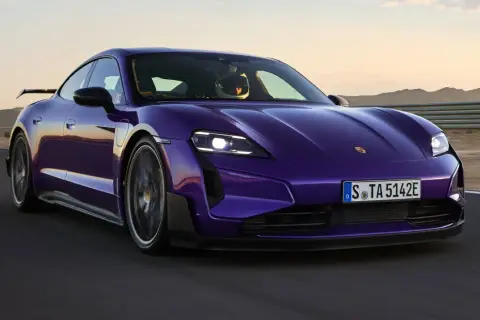 Fioletowy Porsche Taycan pędzi po torze. Zastanawiasz się nad porsche taycan cena? Ten elektryczny supersamochód zachwyca osiągami i designem.