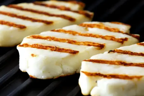 Pyszne halloumi z grilla, z apetycznymi paskami od rusztu, gotowe do podania.