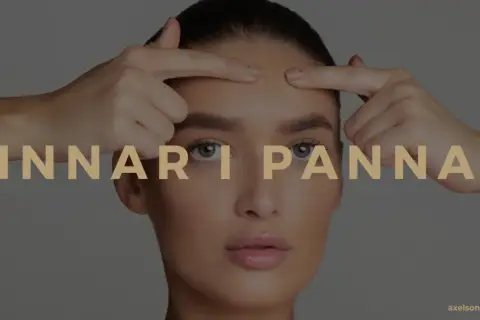 En kvinna undersöker sina finnar i pannan. Texten "FINNAR I PANNAN" syns över bilden.