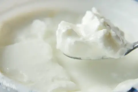 Gęsty, kremowy skyr na łyżce. To tradycyjny islandzki produkt mleczny, bogaty w białko.