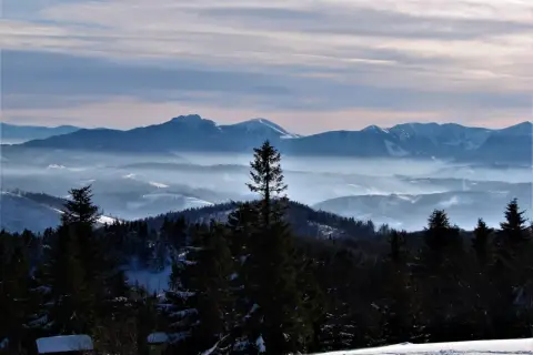 Mgliste doliny i ośnieżone beskid żywiecki szczyty w zimowej scenerii.