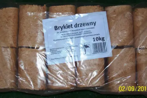 Opakowanie brykietu drzewnego, idealnego jako paliwo do kominka. W środku 10kg walcowatych kostek z trocin.