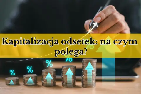 Rosnące stosy monet symbolizują procenty od kapitału. Dłoń z długopisem wskazuje na wykres wzrostu.