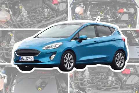 Niebieski Ford Fiesta MK8 z widocznym silnikiem pod maską.