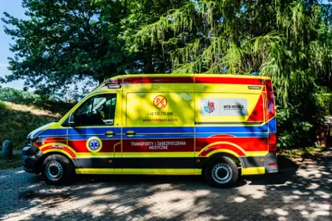 Transport medyczny: NFZ czy prywatnie? Wybierz mądrze!