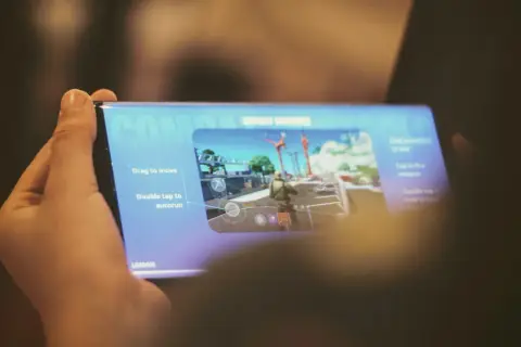 Gra Fortnite na telefonie, instrukcja sterowania. Jak zainstalować Fortnite i zacząć grać.