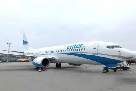 Boeing 737-800 Enter Air na płycie lotniska, gotowy do startu.