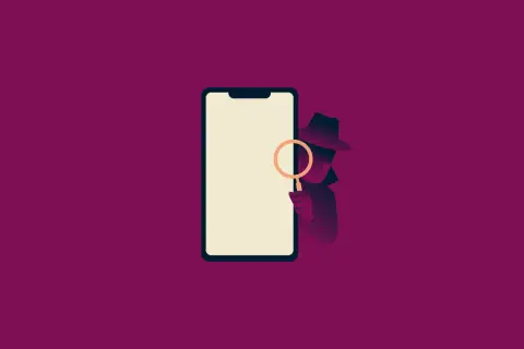 Detektyw z lupą bada smartfon. Dowiedz się, jak sprawdzić czy telefon jest na podsłuchu i chroń swoją prywatność.