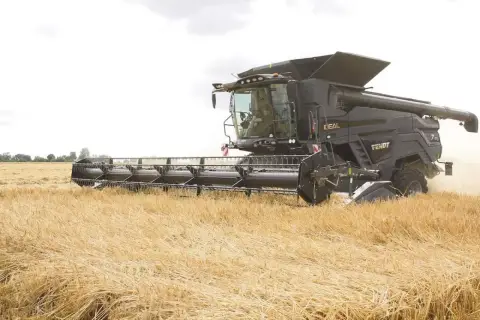 Kombajn Fendt Ideal 10T w akcji, demonstrujący swoją imponującą wydajność podczas żniw.
