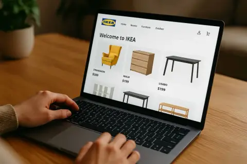 Osoba przegląda meble na stronie IKEA, planując zakupy. Może zapłacić wygodnie przez PayPo.