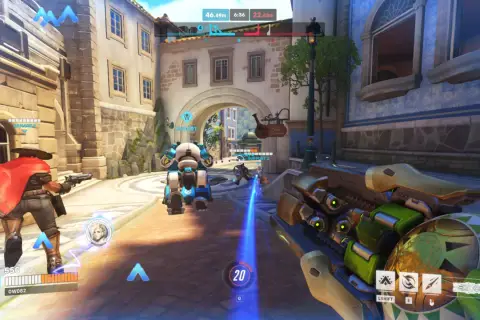 Gra Overwatch w akcji, widok z perspektywy gracza. Na ekranie widać postacie, interfejs gry i elementy otoczenia. Sprawdź wymagania Overwatch, by cieszyć się rozgrywką.