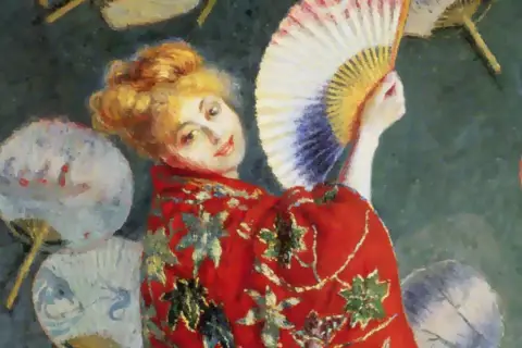 Tableau de Monet : une femme au kimono rouge, tenant un éventail coloré, entourée d'autres éventails.