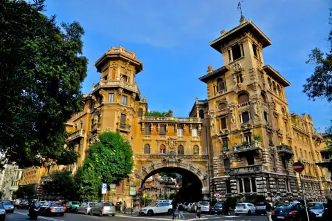 Edifici fiabeschi con torri e un arco imponente nel quartiere Coppedè a Roma.