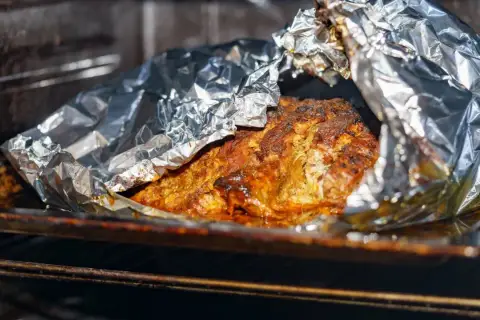 Soczyste mięso pieczone w folii aluminiowej. Czy błyszcząca strona ma znaczenie? W tym przypadku, wygląda na to, że jest idealnie upieczone!