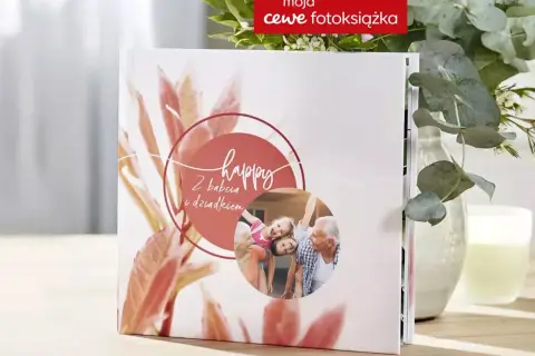 Cewe fotoksiążka z uśmiechniętą rodziną. Sprawdź cennik i stwórz własną, pełną wspomnień książkę.