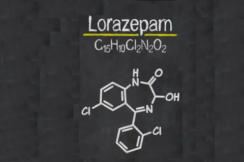 Struktura chemiczna lorazepamu, leku stosowanego w leczeniu lęku i bezsenności.