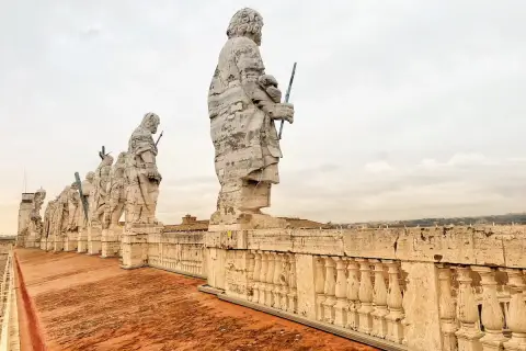 Statue di apostoli sul tetto di San Pietro, un'emozionante passeggiata da Termini a San Pietro a piedi.
