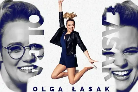 Olga Łasak w skoku, z językiem na wierzchu. Obok jej twarz w stylu retro. To inspiracja dla dzieci.