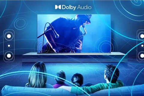 Rodzina ogląda koncert saksofonisty na ekranie telewizora, ciesząc się kinowym dźwiękiem Dolby Digital Plus.