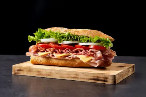 Apetyczny sandwich z szynką, serem, pomidorami i sałatą. Zastanawiasz się, czy do Anglii można wwozić żywność? Ten wygląda pysznie!