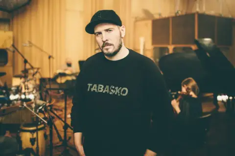 Michał Graczyk, producent, w studiu nagraniowym z muzykami.