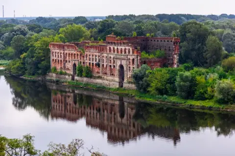 Ruiny twierdzy Modlin nad rzeką, idealne miejsce na zwiedzanie. Odbicie budowli w wodzie.