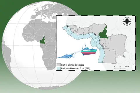 Mapa pokazuje, gdzie jest Kamerun, zaznaczony na zielono na tle Afryki i Zatoki Gwinejskiej, z widocznym statkiem rybackim i jego siecią.