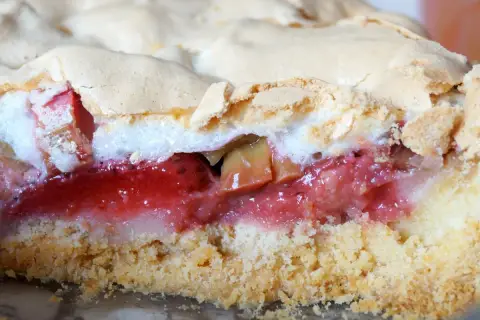 Pyszna tarta rabarbarowa z pianką i owocami. Kruchy spód, soczyste nadzienie i lekka, słodka pianka.